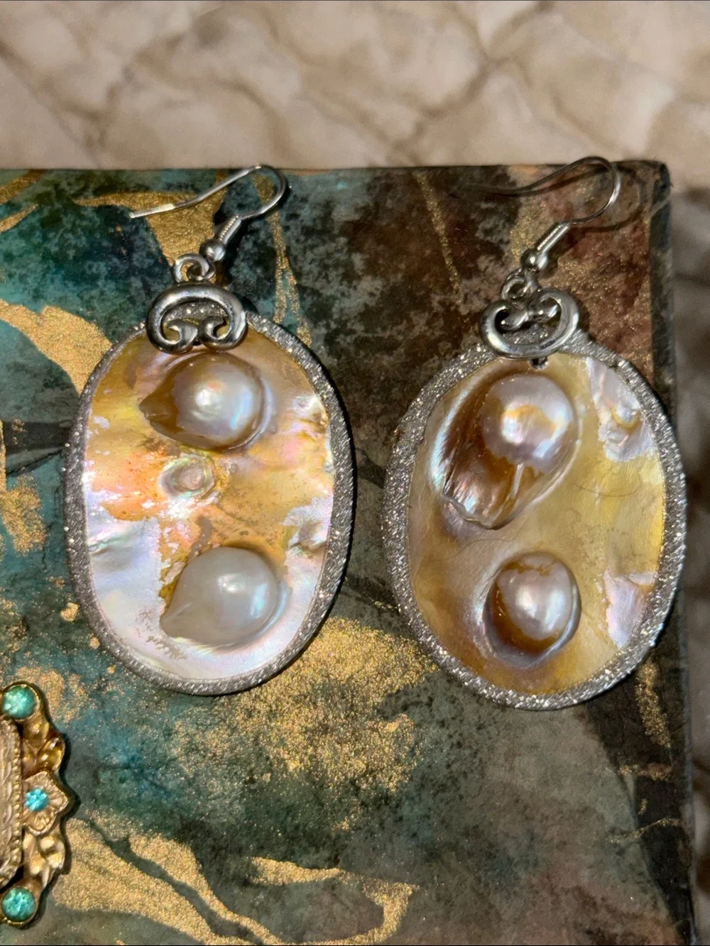 Baroque pearl earnings pierced